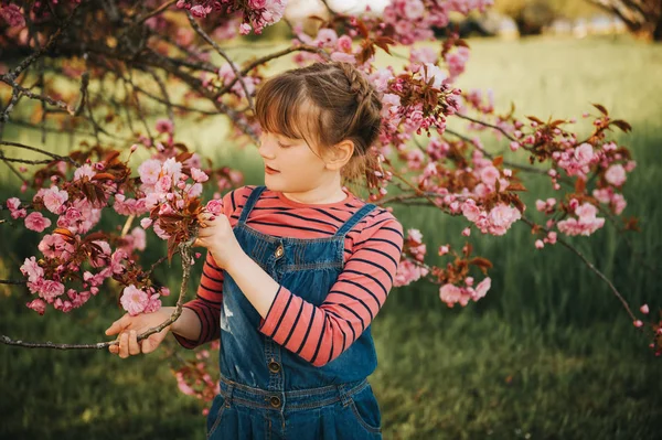 Ritratto Primaverile All Aperto Una Graziosa Bambina Piedi Tra Fiori — Foto Stock