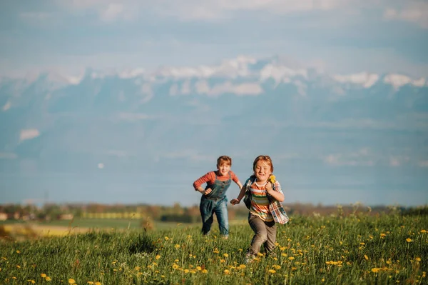 Deux Enfants Petit Frère Grande Sœur Jouant Ensemble Extérieur Dans — Photo