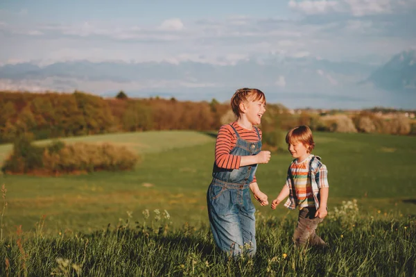 Twee Kinderen Kleine Broer Grote Zus Samen Buiten Spelen Swiss — Stockfoto