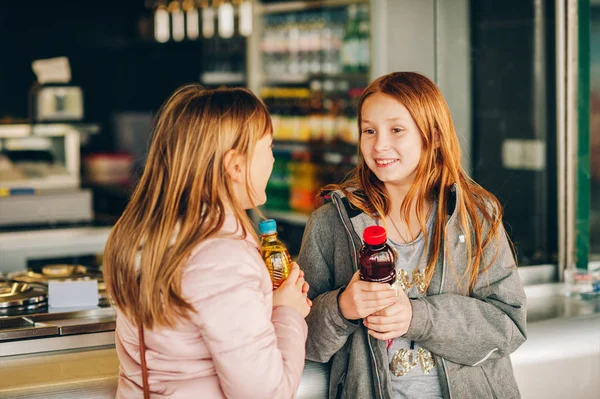 Two Little Girls Buying Drink Plastic Bottles — Stock Photo, Image