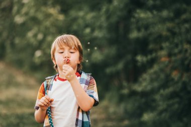 Karahindiba bahar Parkı içinde oynamaktan çok güzel çocuk çocuk