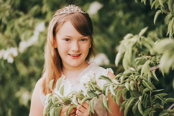 Primavera Close Retrato Menina Adorável Criança Vestindo Uma Coroa — Fotografia de Stock