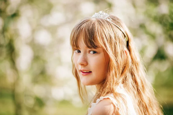 Frühling Nahaufnahme Porträt Von Entzückenden Mädchen Trägt Eine Krone — Stockfoto