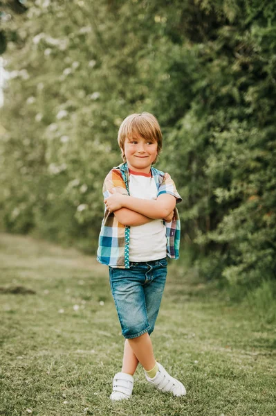 Retrato Verão Menino Adorável Vestindo Camisa Colorida Calções Jeans Brincando — Fotografia de Stock