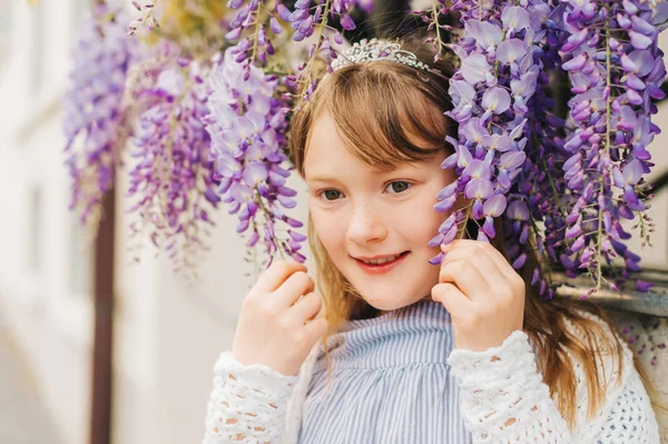 Wiosna Zbliżenie Portret Adorable Kid Dziewczyna Koronie — Zdjęcie stockowe