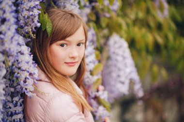 Wisteria çiçeklenir poz çok güzel 9-10 yaşındaki çocuğun kız portresi bahar