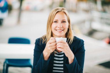 Güzel sarışın kadın fincan kahve oudoors molası