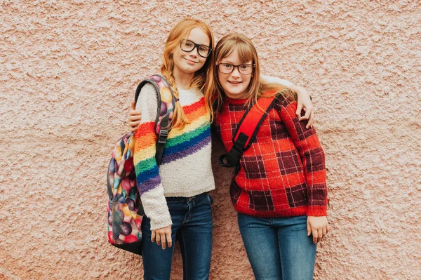 Groep Van Twee Schattige Jongen Meisjes Buitenshuis Poseren Tegen Roze — Stockfoto