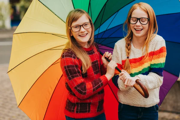 Grupo Duas Meninas Bonitos Brincando Fora Sob Grande Guarda Chuva — Fotografia de Stock