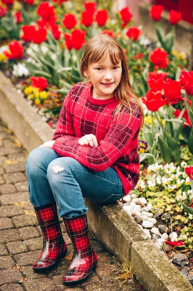 Buty Wiosna Zewnątrz Portret Adorable Kid Girl Noszenie Czerwony Sweter — Zdjęcie stockowe