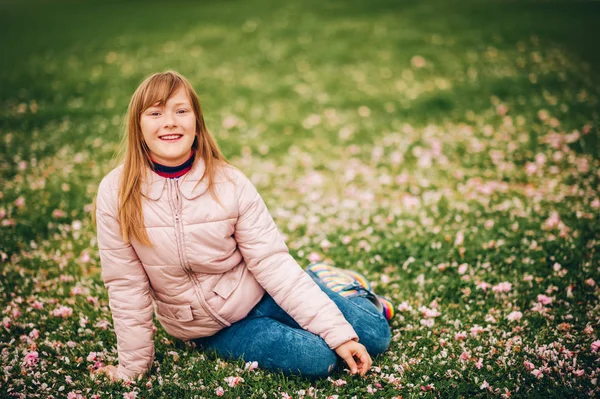 Lustiges Kleines Mädchen Das Auf Leuchtend Grünem Gras Ruht Mit — Stockfoto