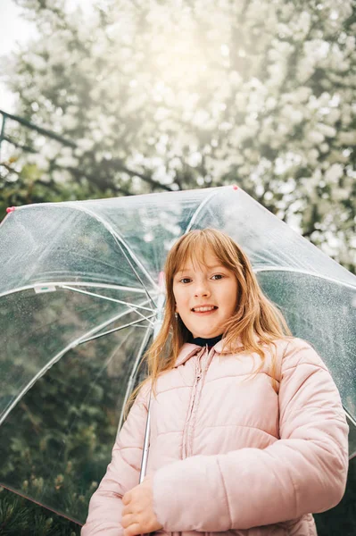 透明な傘 春の陽気で愛らしい少女の面白い肖像画 — ストック写真