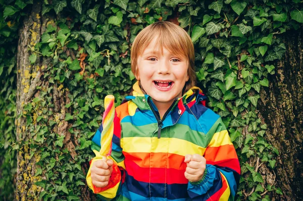 Outdoor Portret Van Grappig Jongetje Kleurrijke Ijs Eten Spelen Het — Stockfoto