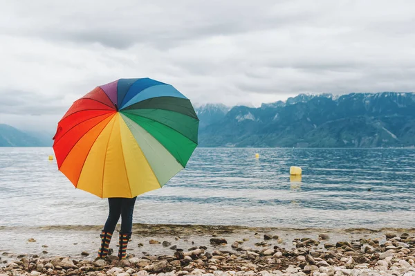 제네바 스위스에 놀라운 보기를 즐기는 어린이 다채로운 우산과 — 스톡 사진