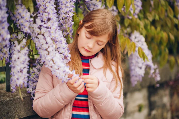 Primavera Ritratto Adorabile Bambina Anni Posa Fiori Glicine — Foto Stock