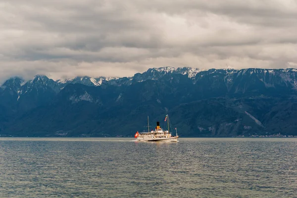蒸汽小船与瑞士和法国旗子漂浮在日内瓦湖或紫胶莱曼 — 图库照片