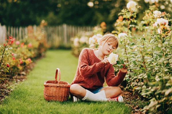 Маленька Дівчинка Грає Красивому Трояндовому Саду Сидить Свіжій Зеленій Траві — стокове фото