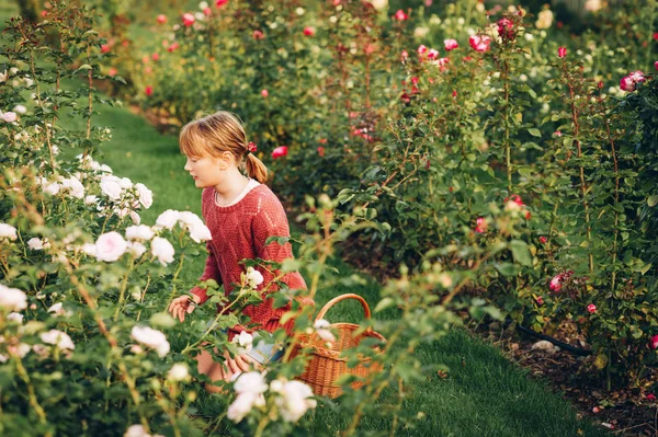 美しいバラ園で遊ぶ少女 — ストック写真