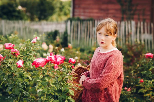 Mała Dziewczynka Gra Pięknym Ogrodzie Różanym — Zdjęcie stockowe