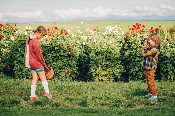 Dos Niños Divertidos Jugando Juntos Hermoso Jardín Del Crisantemo Pequeño — Foto de Stock