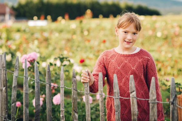 Bambina Che Gioca Nel Bellissimo Giardino Rose — Foto Stock