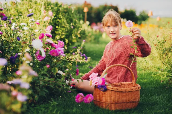 カラフルな菊 暖かく 晴れた日を楽しんで庭師ティーンエイ ジャーの世話の子供秋の庭で働くかわいい女の子 — ストック写真