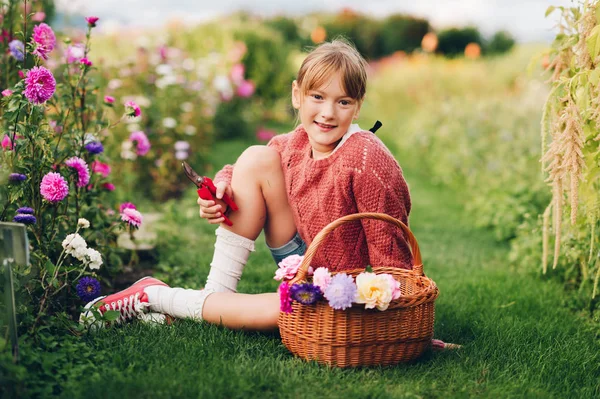 Menina Bonita Trabalhando Jardim Outono Criança Cuidando Crisântemo Colorido Adolescente — Fotografia de Stock