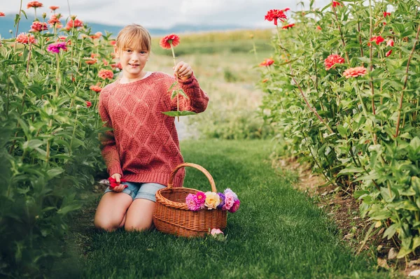 カラフルな菊 暖かく 晴れた日を楽しんで庭師ティーンエイ ジャーの世話の子供秋の庭で働くかわいい女の子 — ストック写真