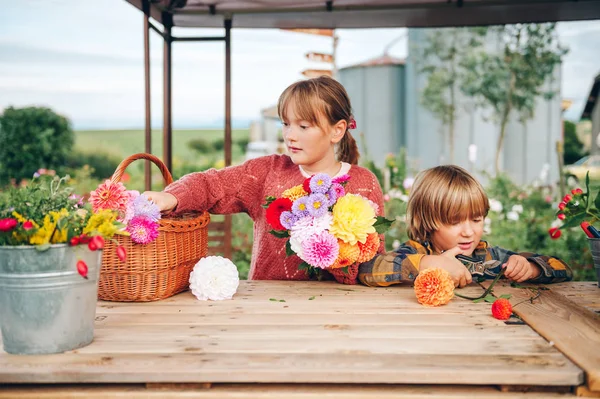 Deux Enfants Drôles Faisant Bouquet Fleurs Chrysanthème Dahlia — Photo