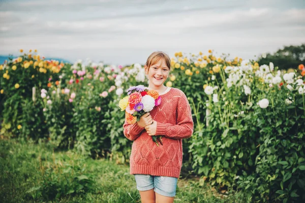 Utomhus Porträtt Söta Lilla Flicka Håller Färgglad Bukett Dahlia Blommor — Stockfoto