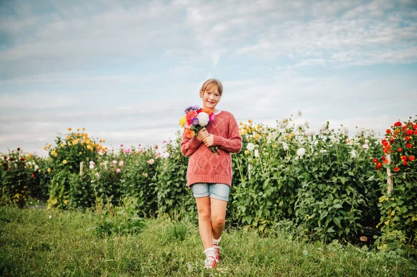 Plenerowej Cute Dziewczynka Trzymając Kolorowy Bukiet Kwiatów Dalii Sobie Sweter — Zdjęcie stockowe