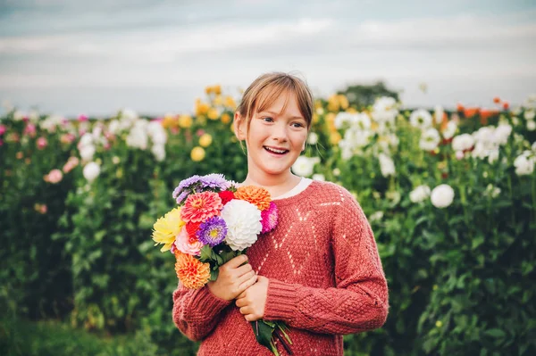 Utomhus Porträtt Söta Lilla Flicka Håller Färgglad Bukett Dahlia Blommor — Stockfoto
