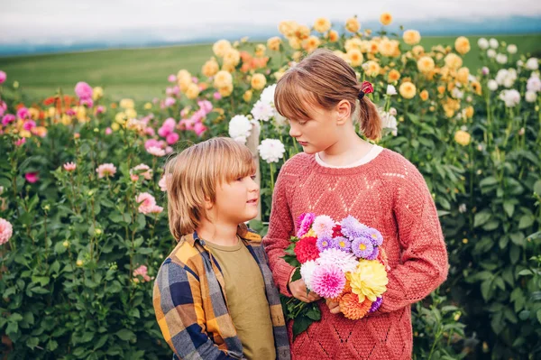 Retrato Livre Duas Crianças Engraçadas Que Dobram Jardim Outono Segurando — Fotografia de Stock