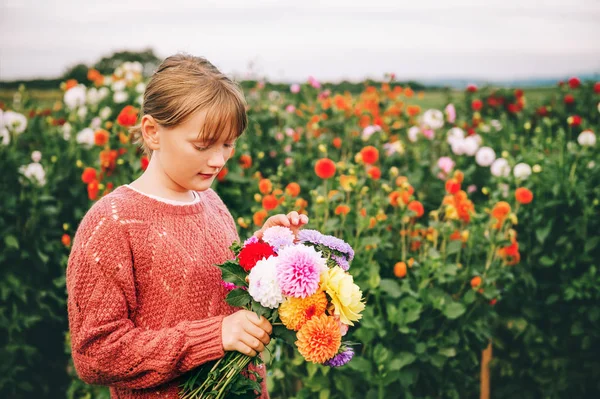 Utomhus Porträtt Söta Lilla Flicka Håller Färgglad Bukett Dahlia Blommor — Stockfoto