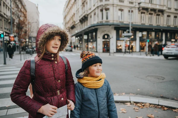 Crianças Pequenas Turistas Com Mapa Andando Rua Lyon Frace Viajar — Fotografia de Stock
