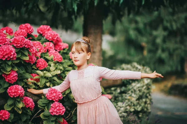 Pequena Bailarina Menina Dançando Jardim Hortênsia Vestindo Vestido Tutu — Fotografia de Stock