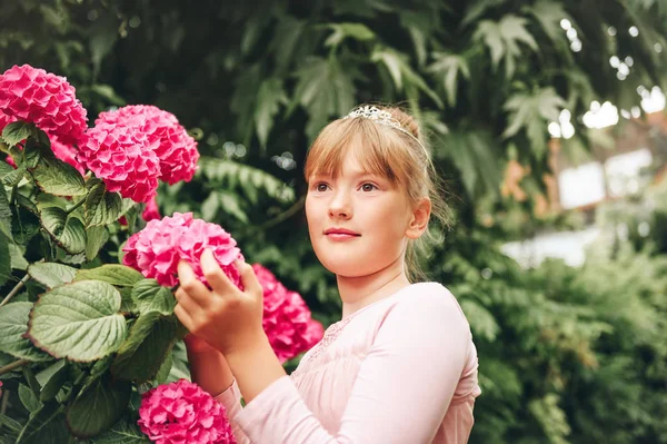 Ritratto Adorabile Ballerina Che Gioca Nel Giardino Dell Ortensia Vestita — Foto Stock