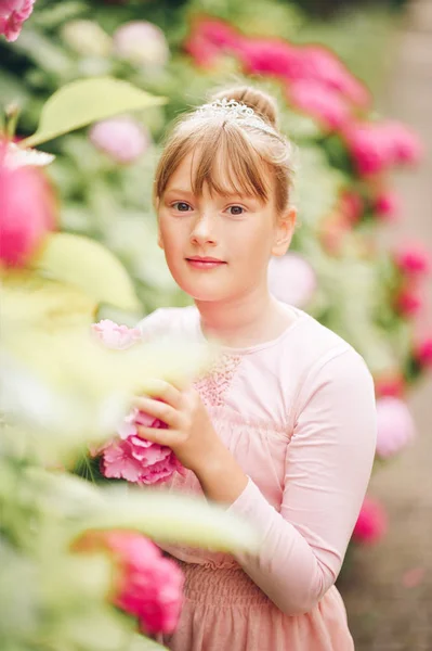 Retrato Bailarina Adorável Menina Jogando Jardim Hortênsia Vestindo Vestido Tutu — Fotografia de Stock