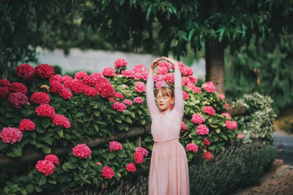 Tutu Elbise Giyen Ortanca Bahçede Dans Küçük Balerin Kız — Stok fotoğraf