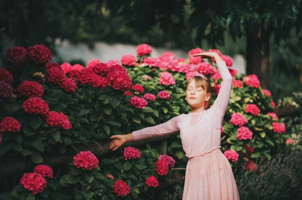 Маленька Дівчинка Балерина Танцює Саду Гортензії Одягнена Навчальну Сукню — стокове фото