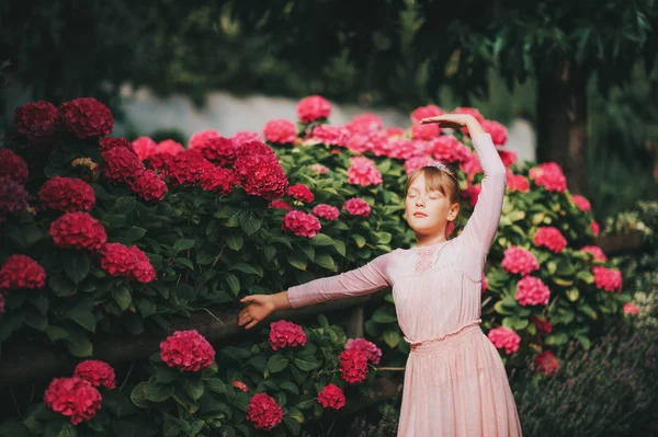 Lilla Ballerina Flicka Dansa Hortensia Trädgård Tutu Klänning — Stockfoto