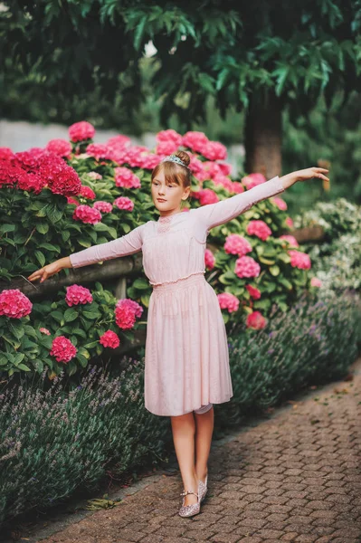 Tutu Elbise Giyen Ortanca Bahçede Dans Küçük Balerin Kız — Stok fotoğraf