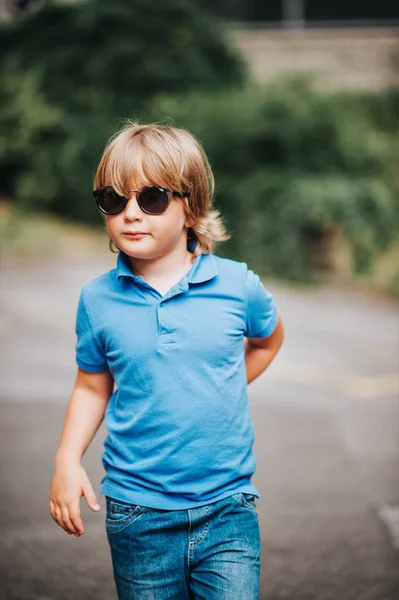 Retrato Aire Libre Adorable Niño Pequeño Con Polo Azul Gafas —  Fotos de Stock
