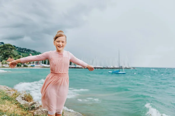 Dulce Niña Jugando Junto Lago Día Muy Ventoso Vistiendo Vestido — Foto de Stock