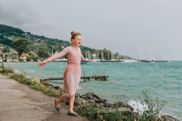 Dulce Niña Jugando Junto Lago Día Muy Ventoso Vistiendo Vestido — Foto de Stock