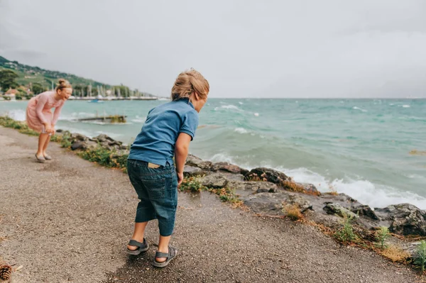 Söta Lilla Barn Som Leker Vid Sjön Mycket Blåsig Dag — Stockfoto