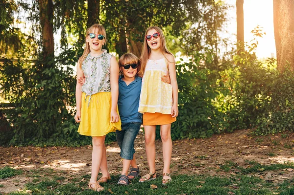 3 komik çocuklar birlikte yaz parkta oynarken açık portresi. Mutlu çocukluk