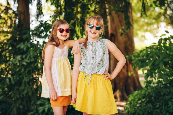 Retrato Livre Duas Meninas Pré Adolescentes Engraçadas Usando Óculos Sol — Fotografia de Stock