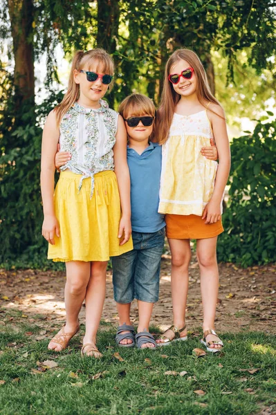 Retrato Livre Crianças Engraçadas Brincando Juntas Parque Verão Infância Feliz — Fotografia de Stock