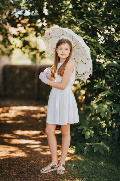 Außenporträt Des Romantischen Kleinen Mädchens Trägt Weißes Kleid Handschuhe Blume — Stockfoto